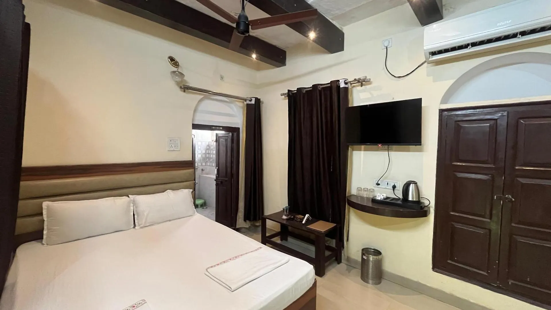 Foreigners Inn Varanasi Bed & Breakfast